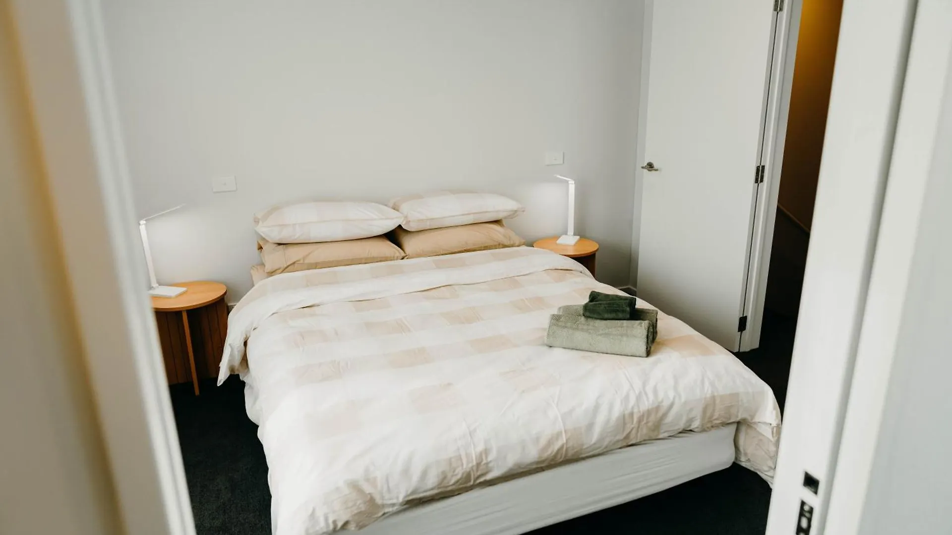 New Townhouse, Heart Of City Centre, 2 Bed 2 Bath, Car Park Christchurch
